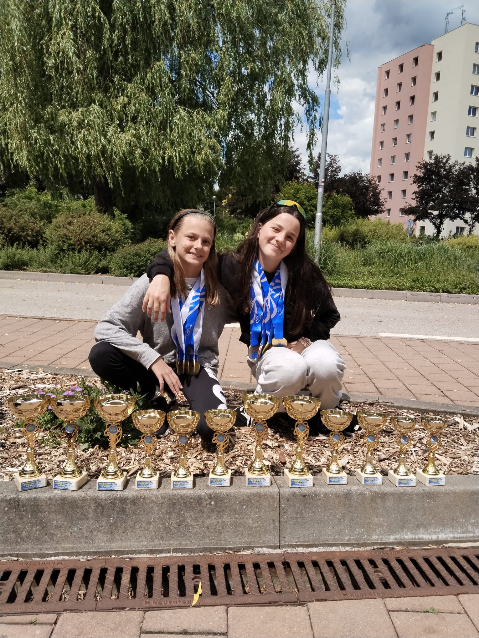 Ela Kubálková a Zoe Tůmová s trofejemi z LMČR Trutnov 2026